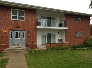 245 Williamsburg Dr #6, Mequon, WI 53092