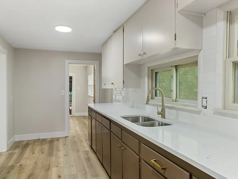1028 Walnut St — Photo 9