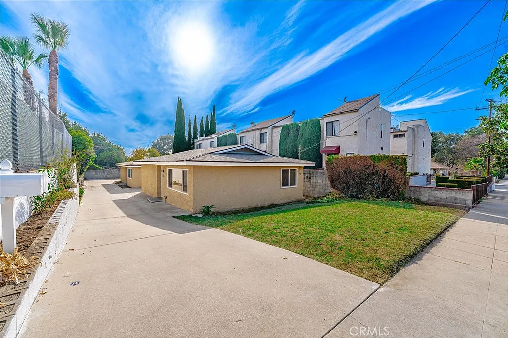 3 bed, 925 sqft, $3,700 — Photo 1