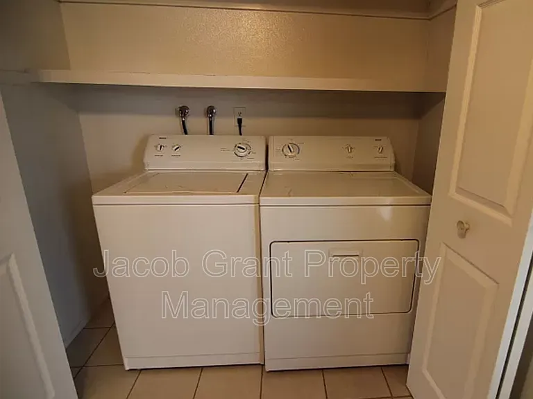612 John Adams Ct — Photo 4