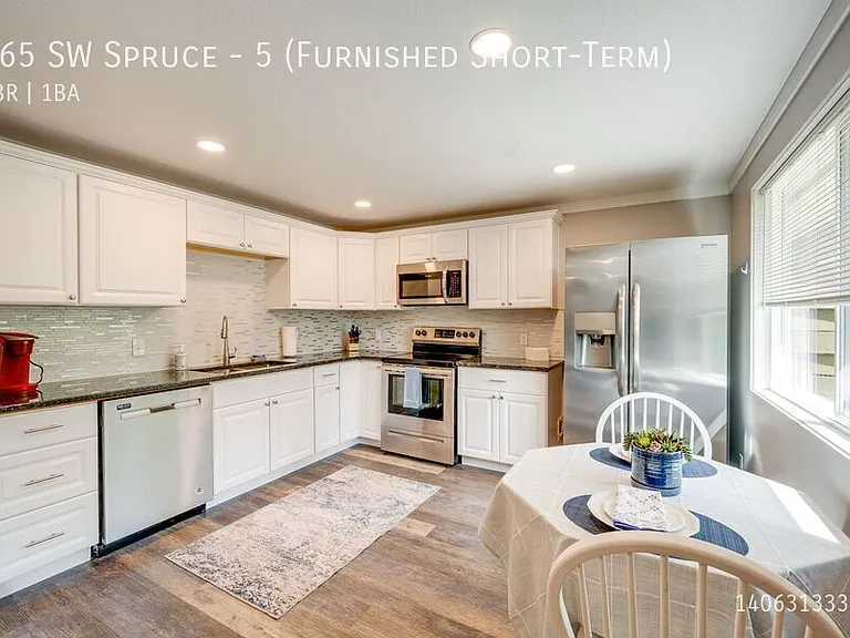 165 SW Spruce St #5 — Photo 8