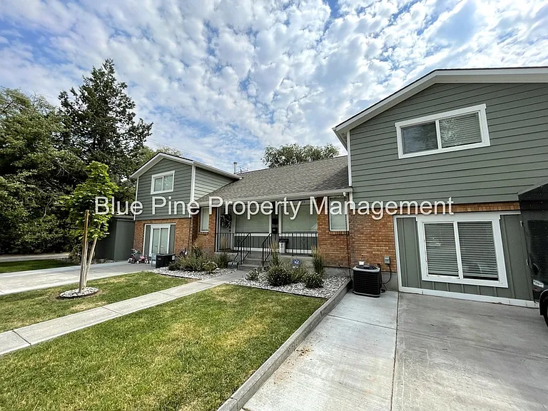 1565 1/2 S Higbee Ave — Photo 1