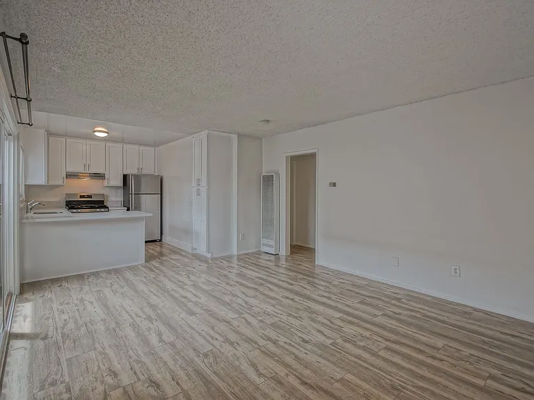 2307 Carnegie Ln — Photo 7
