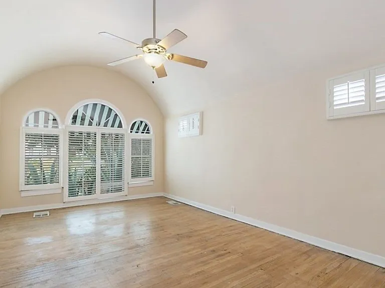 2032 Blenheim St — Photo 5