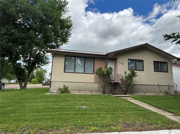 202 Herbert Street, Maple Creek, SK S0N 1N0