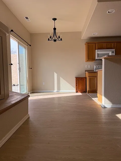 3 bed, 1374 sqft, $1,950 — Photo 4
