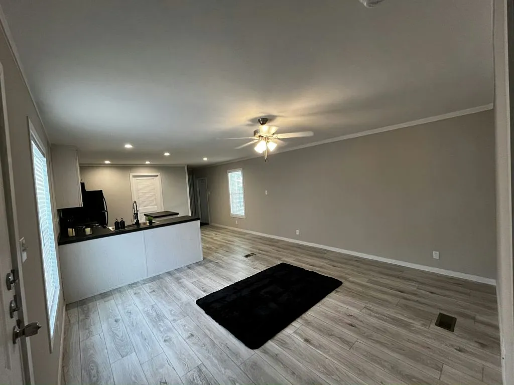 3 bed, 2.0 bath, 1033 sqft, $1,431 — Photo 3