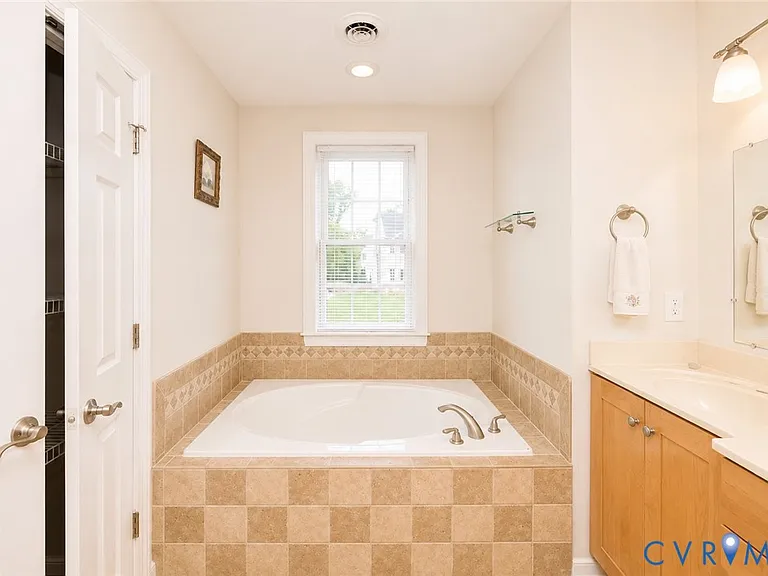 11320 Sadler Oaks Dr — Photo 49