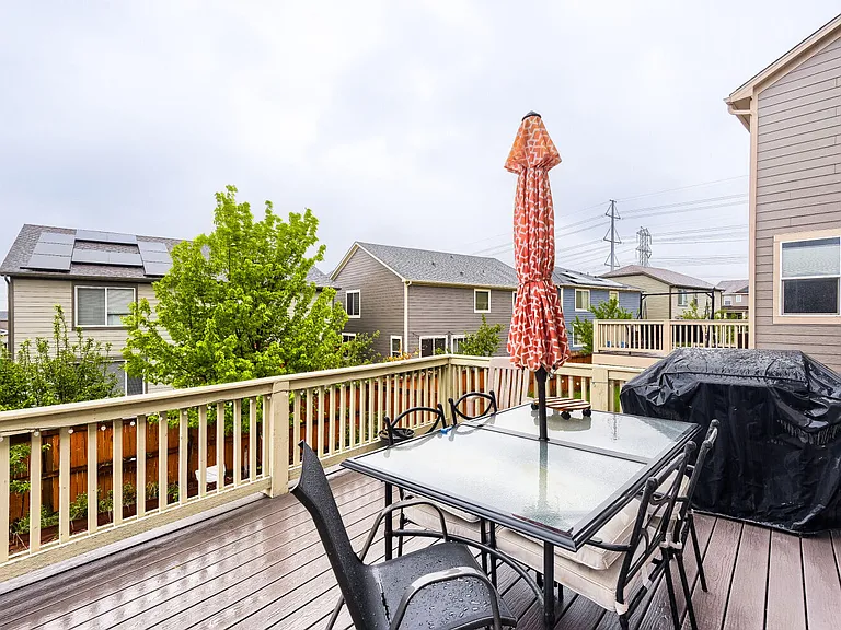 Deck overlooking the large backyard, perfect for barbecue parties and a cup of coffee in the morning!