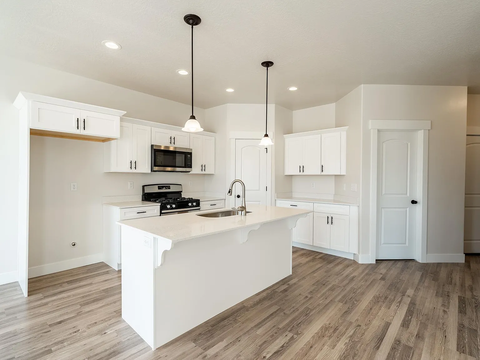 5 bed, 3.5 bath, 2400 sqft, $525 — Photo 2