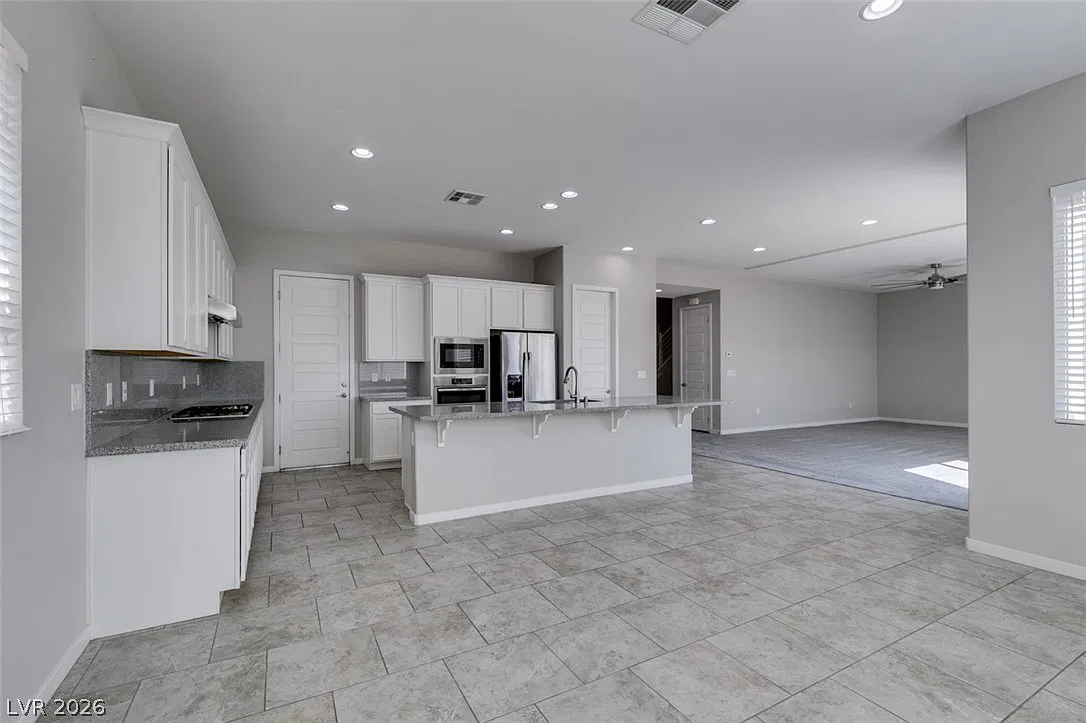 4 bed, 3.5 bath, 3188 sqft, $3,395 — Photo 3