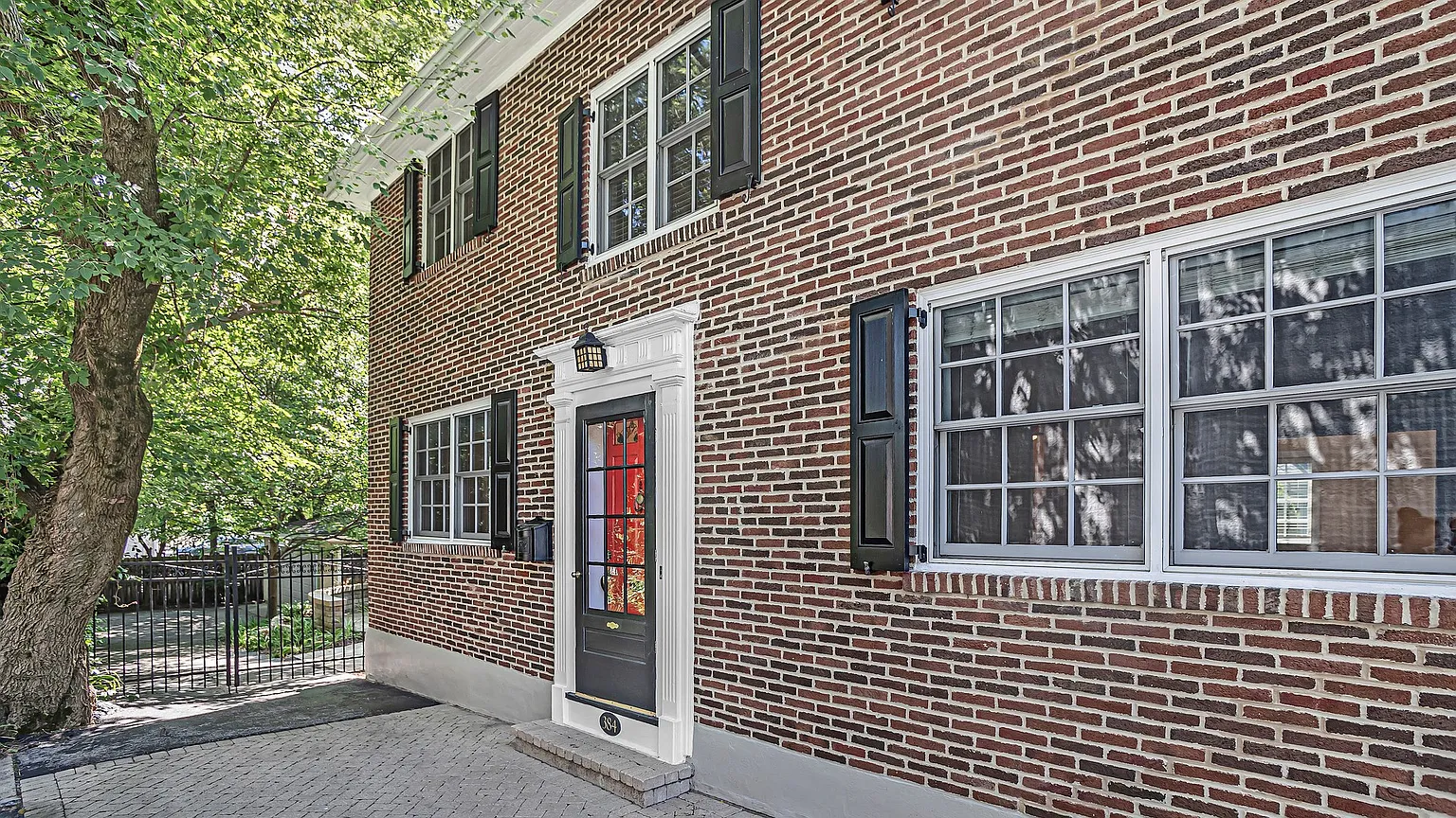 384 Woodlawn Ave photo 1