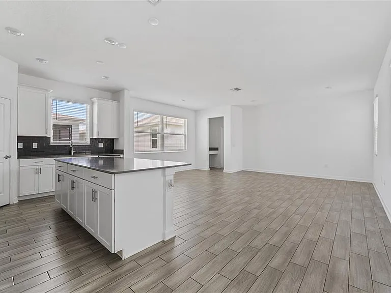 2999 Addison Blvd — Photo 7