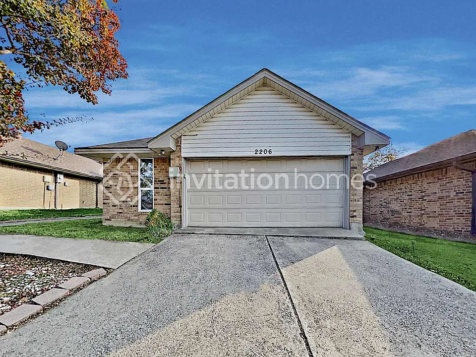 2206 Cedarcrest Dr