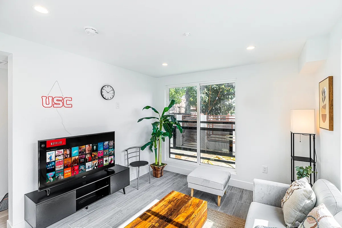 Building Photo - 1415 W 35th Pl #1
