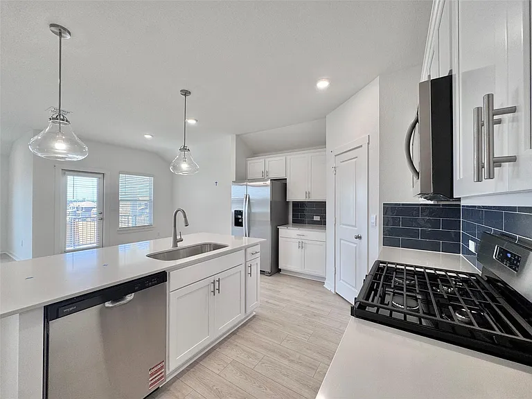 1821 Lazy Acres — Photo 4