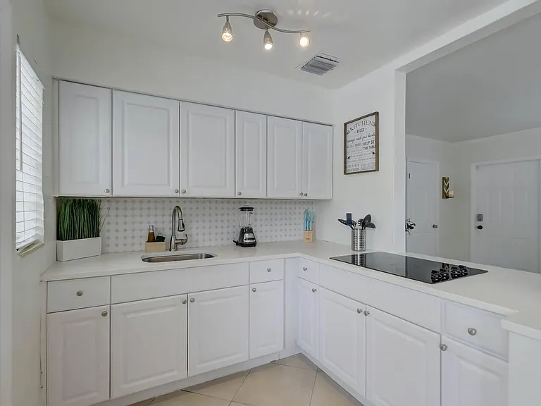 2740 NE 30th Pl #1-2 — Photo 8