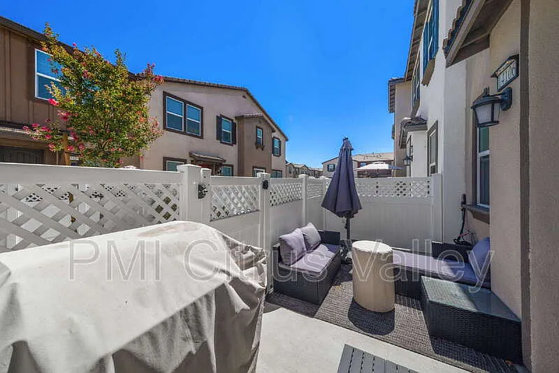 3 bed, 2.5 bath, 1484 sqft, $3,275 — Photo 3