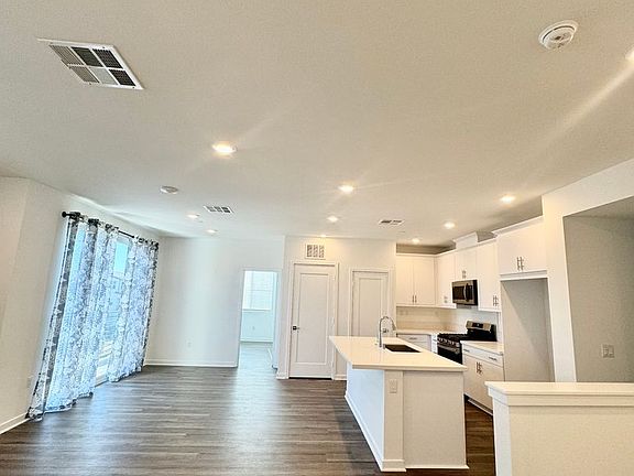 4th image of 708 Cara Cara Ln
