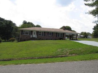 1033 E Oak Hill Dr, Halifax, VA 24558