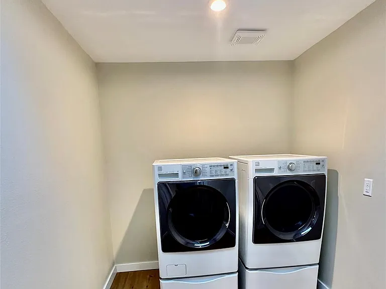 8111 Middle Ct — Photo 30