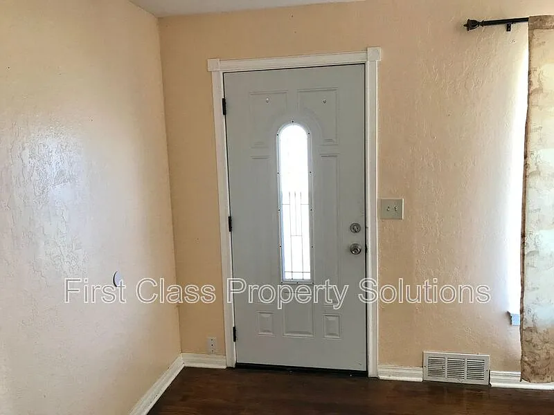 2 bed, 1.0 bath, 874 sqft, $1,025 — Photo 2