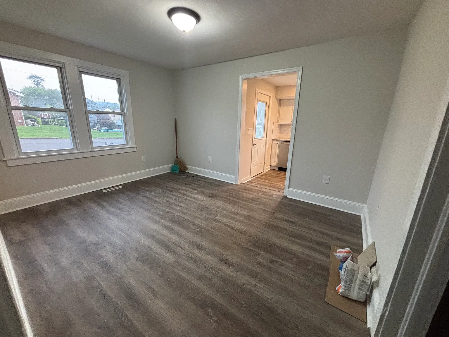 3 bed, 994 sqft, $1,900 — Photo 4