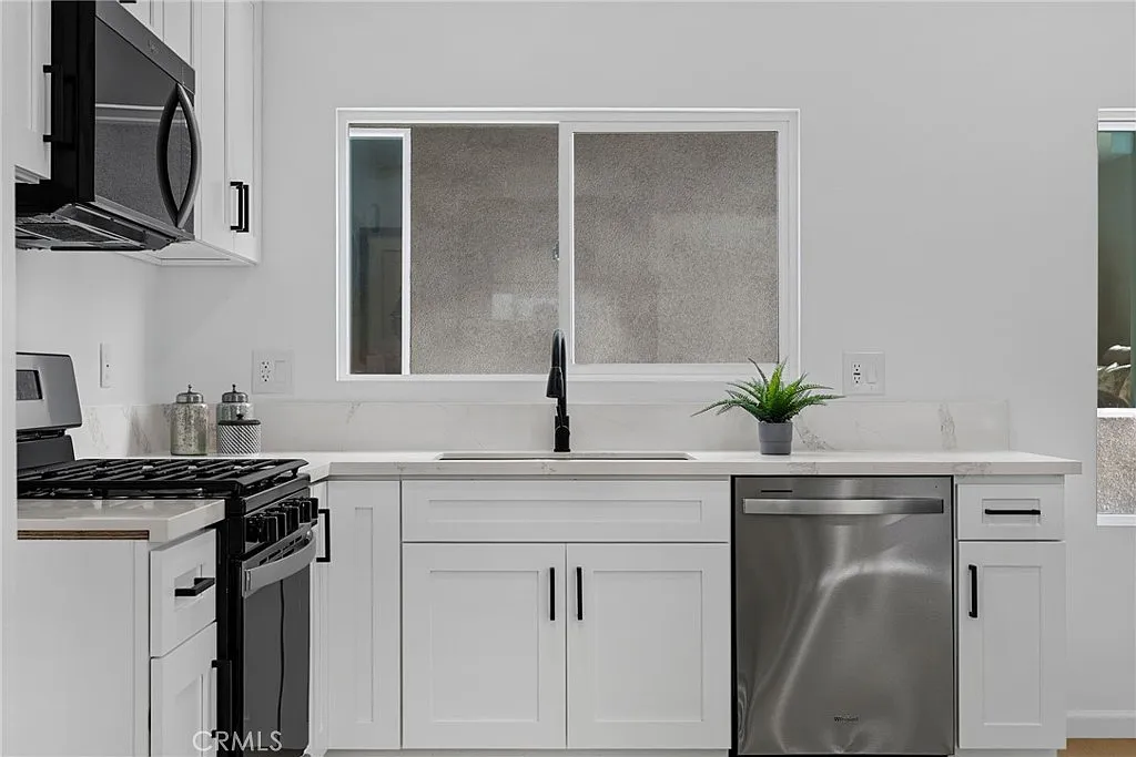 3 bed, 1050 sqft, $3,495 — Photo 4