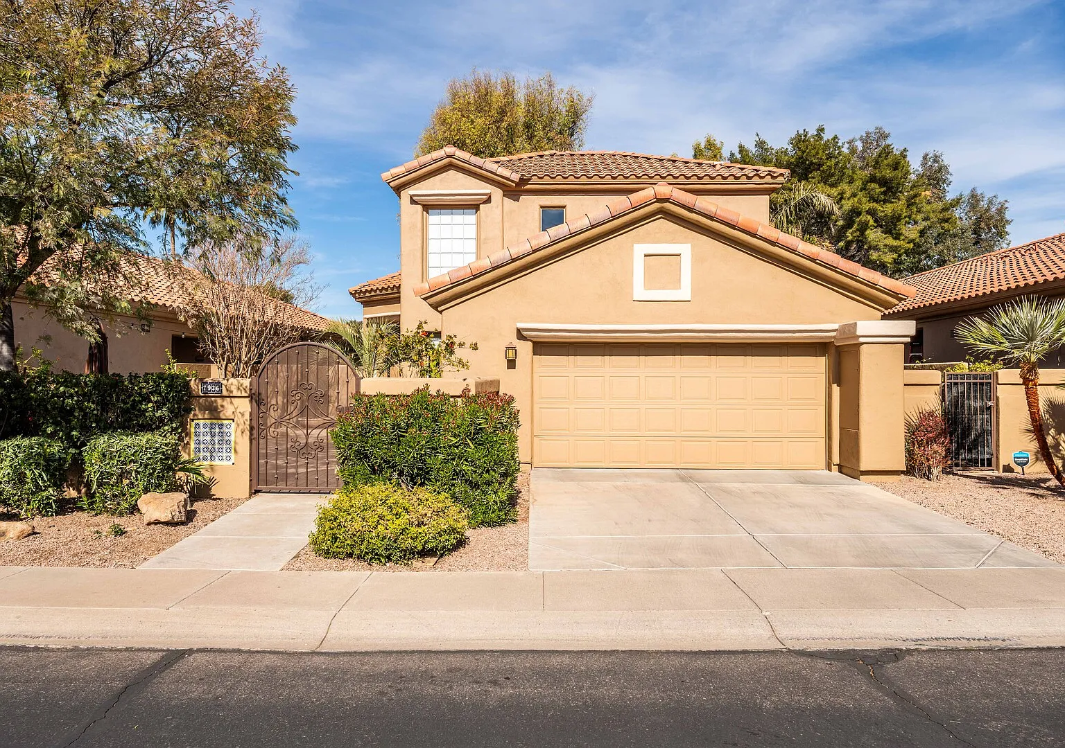 Luxurious Golf Course Home in Scottsdale, Dual Master Suites — Photo 2