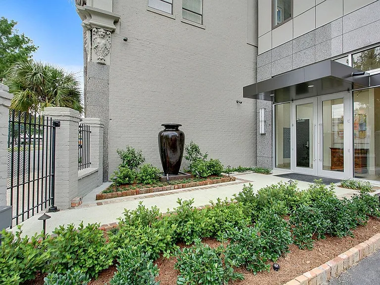 The Howard Luxury Apartments — Photo 40