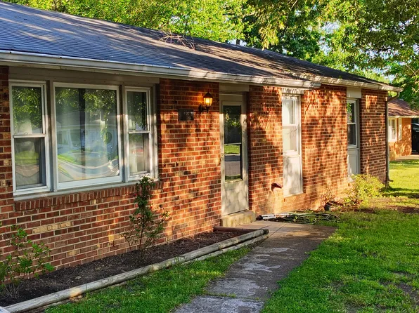 936 Longfellow Ct, Herndon, VA 20170