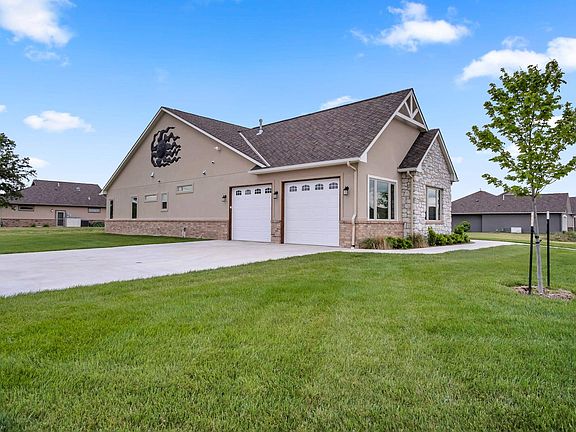5th image of 924 Veranda Cir