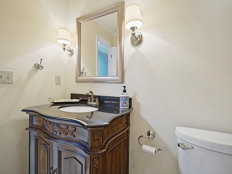 1044 Commodore Dr — Photo 25