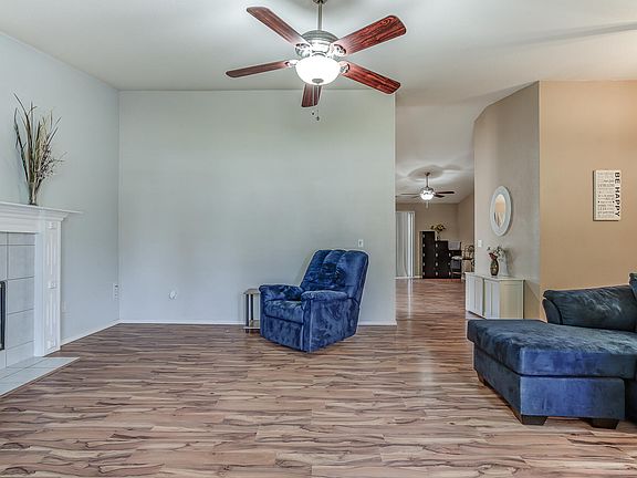 3rd image of 6679 Waterford Dr