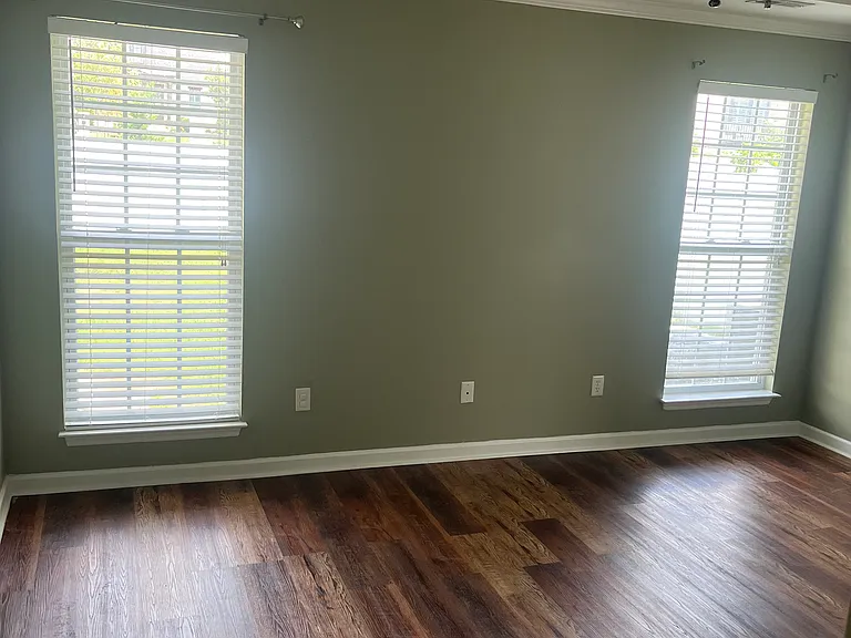 7825 Laurelton Dr — Photo 11