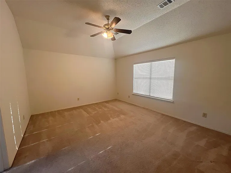 825 Ashford Dr — Photo 5