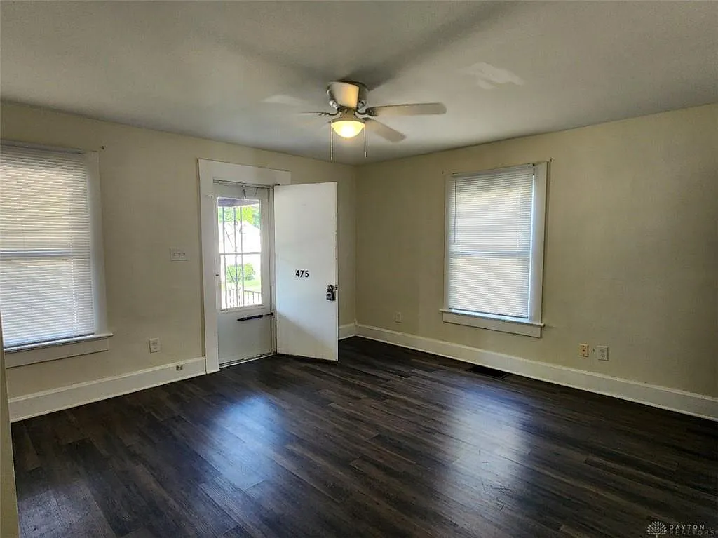 3 bed, 1.0 bath, 992 sqft, $1,200 — Photo 3