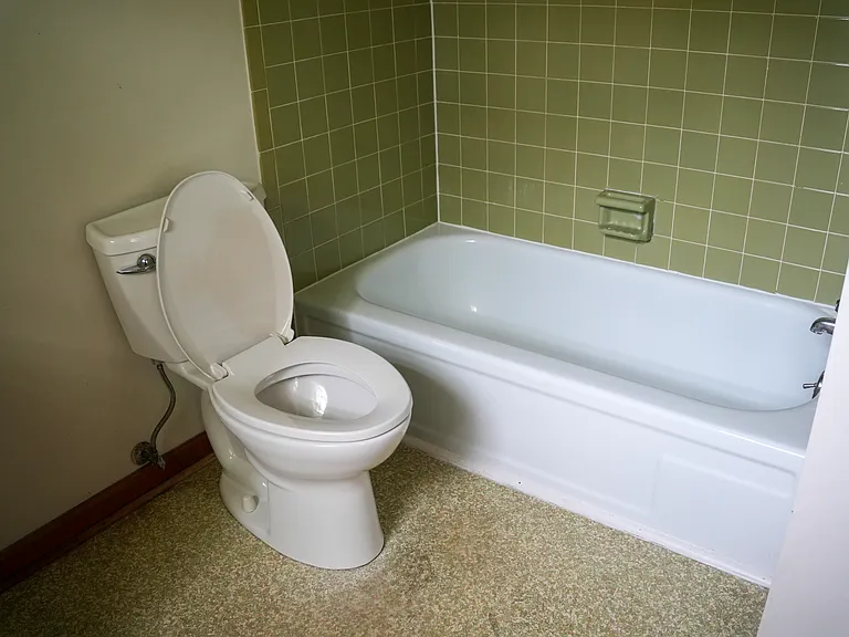 Bathroom (Full Tub)