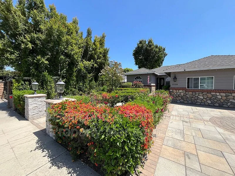 3 bed, 2.0 bath, 1818 sqft, $3,795 — Photo 2