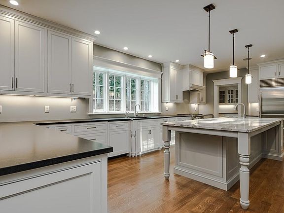 5th image of 367 Fox Hill St