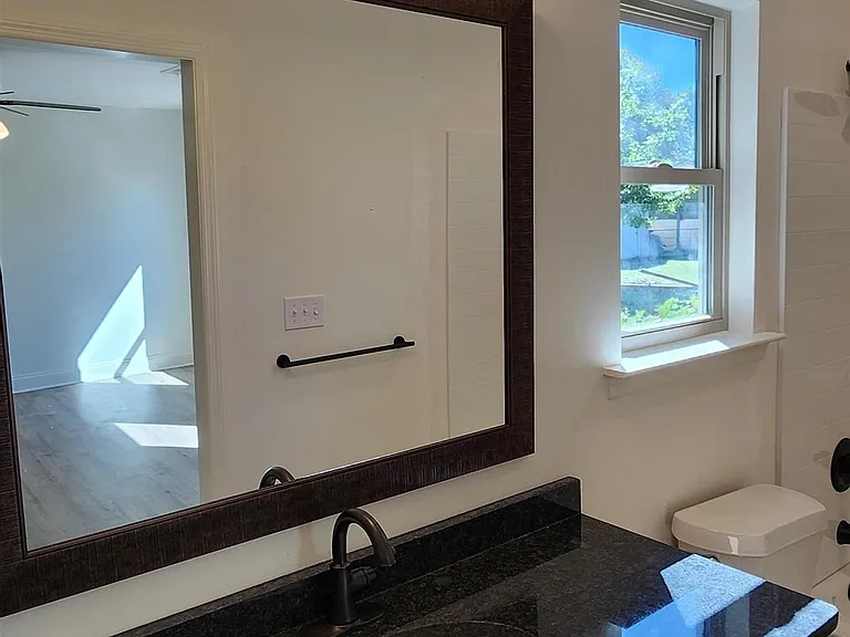 110 Eastlake Dr — Photo 16