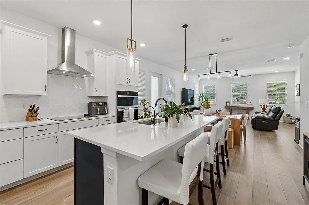 3 bed, 2.5 bath, 2310 sqft, $3,100 — Photo 2