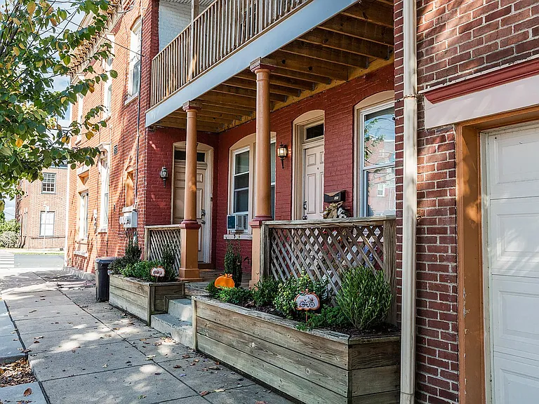 Front porch, shared with unit on floor 1.