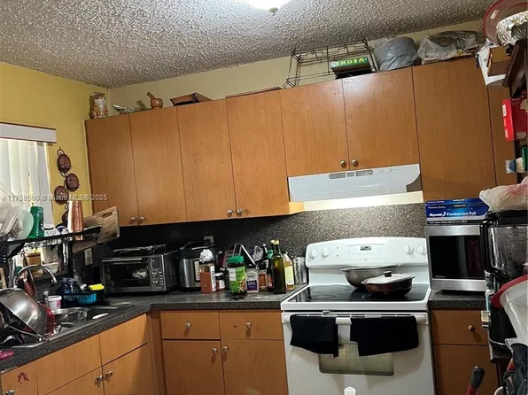 7987 NW 7th St #D6, Miami, FL 33126