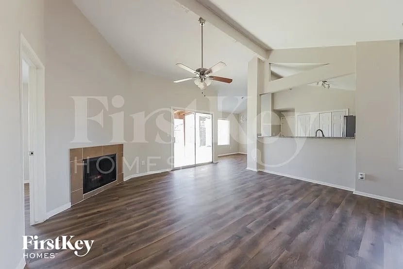 3 bed, 2.0 bath, 1066 sqft, $1,865 — Photo 4
