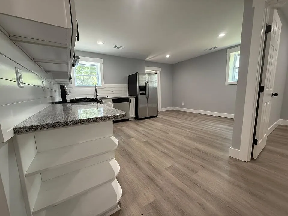 1099 Center Street SW - C — Photo 3