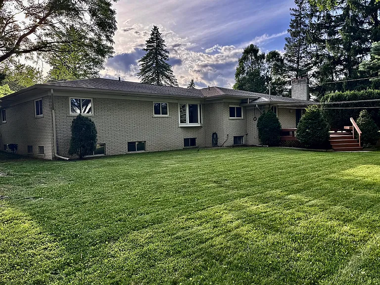 17 Avonwood Blvd — Photo 33