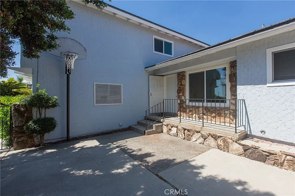 4 bed, 2.5 bath, 2077 sqft, $4,700 — Photo 3