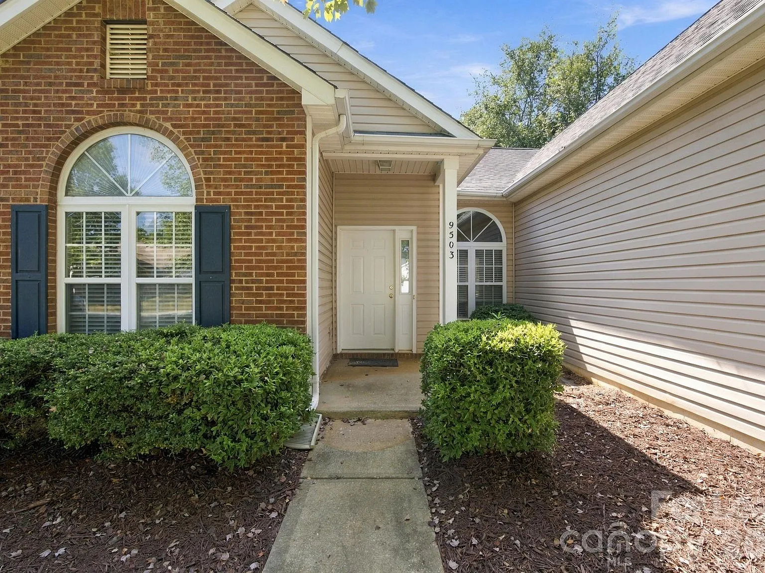 4 bed, 2.0 bath, 1902 sqft, $2,245 — Photo 3