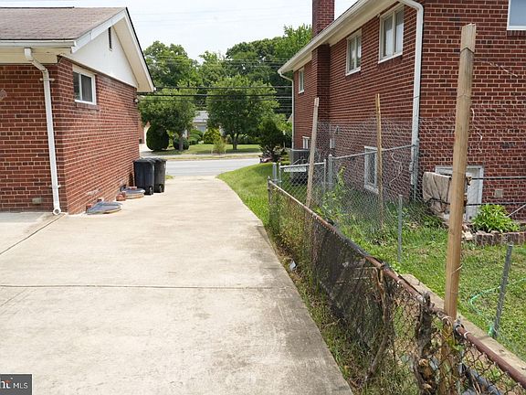 3rd image of 7104 Adelphi Rd